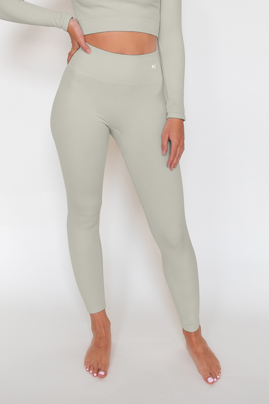 This green sage high-waisted ribbed and seamless legging are the perfect bottoms to wear all day long. Ideal for the gym, to stay at home or to bring a touch of color to an outfit. These really are a must have in any wardrobe.